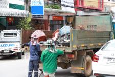 ทน.แม่สอด ลงพื้นที่ขุดลอกท่อระบายน้ำในตัวเมืองนครแม่สอด