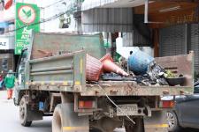 ทน.แม่สอด ลงพื้นที่ขุดลอกท่อระบายน้ำในตัวเมืองนครแม่สอด