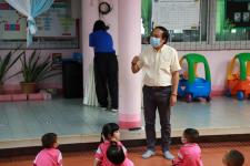 นายกเทศมนตรีนครแม่สอด ตรวจเยี่ยมการตรวจสุขภาพเด็กนักเรียน โรงเรียนเทศบาลวัดดอนแก้ว ประจำปี 2565