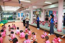 นายกเทศมนตรีนครแม่สอด ตรวจเยี่ยมการตรวจสุขภาพเด็กนักเรียน โรงเรียนเทศบาลวัดดอนแก้ว ประจำปี 2565