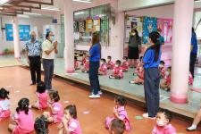 นายกเทศมนตรีนครแม่สอด ตรวจเยี่ยมการตรวจสุขภาพเด็กนักเรียน โรงเรียนเทศบาลวัดดอนแก้ว ประจำปี 2565