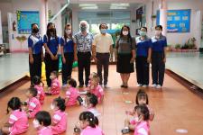 นายกเทศมนตรีนครแม่สอด ตรวจเยี่ยมการตรวจสุขภาพเด็กนักเรียน โรงเรียนเทศบาลวัดดอนแก้ว ประจำปี 2565