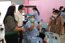 นายกเทศมนตรีนครแม่สอด ตรวจเยี่ยมการตรวจสุขภาพเด็กนักเรียน โรงเรียนเทศบาลวัดดอนแก้ว ประจำปี 2565