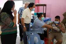 นายกเทศมนตรีนครแม่สอด ตรวจเยี่ยมการตรวจสุขภาพเด็กนักเรียน โรงเรียนเทศบาลวัดดอนแก้ว ประจำปี 2565