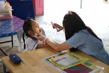 นายกเทศมนตรีนครแม่สอด ตรวจเยี่ยมการตรวจสุขภาพเด็กนักเรียน โรงเรียนเทศบาลวัดดอนแก้ว ประจำปี 2565