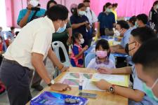 นายกเทศมนตรีนครแม่สอด ตรวจเยี่ยมการตรวจสุขภาพเด็กนักเรียน โรงเรียนเทศบาลวัดดอนแก้ว ประจำปี 2565