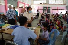 นายกเทศมนตรีนครแม่สอด ตรวจเยี่ยมการตรวจสุขภาพเด็กนักเรียน โรงเรียนเทศบาลวัดดอนแก้ว ประจำปี 2565