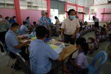 นายกเทศมนตรีนครแม่สอด ตรวจเยี่ยมการตรวจสุขภาพเด็กนักเรียน โรงเรียนเทศบาลวัดดอนแก้ว ประจำปี 2565