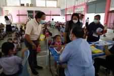 นายกเทศมนตรีนครแม่สอด ตรวจเยี่ยมการตรวจสุขภาพเด็กนักเรียน โรงเรียนเทศบาลวัดดอนแก้ว ประจำปี 2565