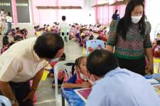 นายกเทศมนตรีนครแม่สอด ตรวจเยี่ยมการตรวจสุขภาพเด็กนักเรียน โรงเรียนเทศบาลวัดดอนแก้ว ประจำปี 2565