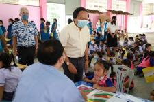 นายกเทศมนตรีนครแม่สอด ตรวจเยี่ยมการตรวจสุขภาพเด็กนักเรียน โรงเรียนเทศบาลวัดดอนแก้ว ประจำปี 2565