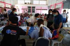 นายกเทศมนตรีนครแม่สอด ตรวจเยี่ยมการตรวจสุขภาพเด็กนักเรียน โรงเรียนเทศบาลวัดดอนแก้ว ประจำปี 2565