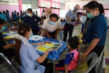 นายกเทศมนตรีนครแม่สอด ตรวจเยี่ยมการตรวจสุขภาพเด็กนักเรียน โรงเรียนเทศบาลวัดดอนแก้ว ประจำปี 2565