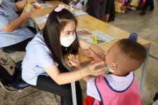 นายกเทศมนตรีนครแม่สอด ตรวจเยี่ยมการตรวจสุขภาพเด็กนักเรียน โรงเรียนเทศบาลวัดดอนแก้ว ประจำปี 2565