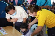 นายกเทศมนตรีนครแม่สอด ตรวจเยี่ยมการตรวจสุขภาพเด็กนักเรียน โรงเรียนเทศบาลวัดดอนแก้ว ประจำปี 2565