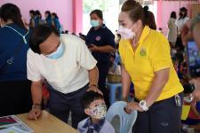 นายกเทศมนตรีนครแม่สอด ตรวจเยี่ยมการตรวจสุขภาพเด็กนักเรียน โรงเรียนเทศบาลวัดดอนแก้ว ประจำปี 2565