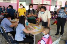 นายกเทศมนตรีนครแม่สอด ตรวจเยี่ยมการตรวจสุขภาพเด็กนักเรียน โรงเรียนเทศบาลวัดดอนแก้ว ประจำปี 2565