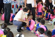 นายกเทศมนตรีนครแม่สอด ตรวจเยี่ยมการตรวจสุขภาพเด็กนักเรียน โรงเรียนเทศบาลวัดดอนแก้ว ประจำปี 2565