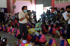 นายกเทศมนตรีนครแม่สอด ตรวจเยี่ยมการตรวจสุขภาพเด็กนักเรียน โรงเรียนเทศบาลวัดดอนแก้ว ประจำปี 2565