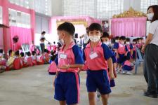 นายกเทศมนตรีนครแม่สอด ตรวจเยี่ยมการตรวจสุขภาพเด็กนักเรียน โรงเรียนเทศบาลวัดดอนแก้ว ประจำปี 2565