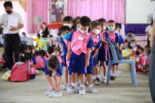 นายกเทศมนตรีนครแม่สอด ตรวจเยี่ยมการตรวจสุขภาพเด็กนักเรียน โรงเรียนเทศบาลวัดดอนแก้ว ประจำปี 2565