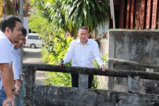 เทศบาลนครแม่สอด ร่วมกับรองอธิบดีโยธาธิการและผังเมืองลงพื้นที่โครงการก่อสร้างระบบระบายน้ำหลักเพื่อแก้ไขปัญหาน้ำท่วมในเขตเทศบาลนครแม่สอด