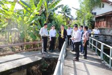 เทศบาลนครแม่สอด ร่วมกับรองอธิบดีโยธาธิการและผังเมืองลงพื้นที่โครงการก่อสร้างระบบระบายน้ำหลักเพื่อแก้ไขปัญหาน้ำท่วมในเขตเทศบาลนครแม่สอด