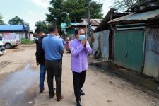 ทน.แม่สอด ลงพื้นที่ขุดลอกท่อระบายน้ำที่หมู่บ้านถุงทอง ชุมชนวัดหลวง