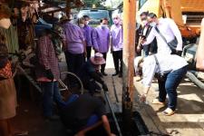 ทน.แม่สอด ลงพื้นที่ขุดลอกท่อระบายน้ำที่หมู่บ้านถุงทอง ชุมชนวัดหลวง