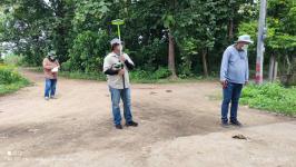 ทน.แม่สอด ร่วมกับ กรมโยธาธิการและผังเมือง ลงพื้นที่รังวัดสำรวจโครงการก่อสร้างถนนพร้อมวางท่อระบายน้ำ ชุมชนสองแคว 1 และสองแคว 2 