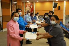 ทน.แม่สอด จัดพิธีมอบเกียรติบัตรพร้อมเหรียญเชิดชูเกียรติ อสม.ที่ปฏิบัติงานครบ 10 ปี 20 ปี และมอบประกาศนียบัตรผู้ที่ผ่านการอบรม