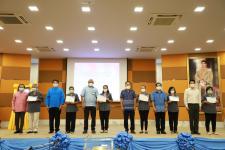 ทน.แม่สอด จัดพิธีมอบเกียรติบัตรพร้อมเหรียญเชิดชูเกียรติ อสม.ที่ปฏิบัติงานครบ 10 ปี 20 ปี และมอบประกาศนียบัตรผู้ที่ผ่านการอบรม