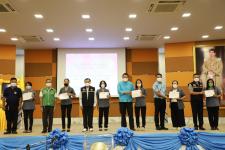 ทน.แม่สอด จัดพิธีมอบเกียรติบัตรพร้อมเหรียญเชิดชูเกียรติ อสม.ที่ปฏิบัติงานครบ 10 ปี 20 ปี และมอบประกาศนียบัตรผู้ที่ผ่านการอบรม