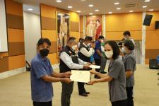 ทน.แม่สอด จัดพิธีมอบเกียรติบัตรพร้อมเหรียญเชิดชูเกียรติ อสม.ที่ปฏิบัติงานครบ 10 ปี 20 ปี และมอบประกาศนียบัตรผู้ที่ผ่านการอบรม