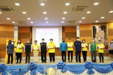 ทน.แม่สอด จัดพิธีมอบเกียรติบัตรพร้อมเหรียญเชิดชูเกียรติ อสม.ที่ปฏิบัติงานครบ 10 ปี 20 ปี และมอบประกาศนียบัตรผู้ที่ผ่านการอบรม