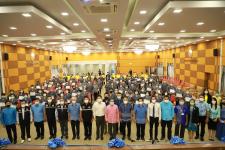 ทน.แม่สอด จัดพิธีมอบเกียรติบัตรพร้อมเหรียญเชิดชูเกียรติ อสม.ที่ปฏิบัติงานครบ 10 ปี 20 ปี และมอบประกาศนียบัตรผู้ที่ผ่านการอบรม