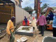 ทน.แม่สอด ลงพื้นที่ตรวจงานก่อสร้างวางท่อระบายน้ำ เทคอนกรีต ปรับพื้นผิวถนน แก้ไขและป้องกันปัญหาน้ำท่วมขัง ณ ชุมชนประชารักษ์ และชุมชนบัวคูณ