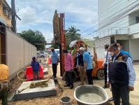 ทน.แม่สอด ลงพื้นที่ตรวจงานก่อสร้างวางท่อระบายน้ำ เทคอนกรีต ปรับพื้นผิวถนน แก้ไขและป้องกันปัญหาน้ำท่วมขัง ณ ชุมชนประชารักษ์ และชุมชนบัวคูณ