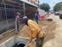 ทน.แม่สอด ลงพื้นที่ตรวจงานก่อสร้างวางท่อระบายน้ำ เทคอนกรีต ปรับพื้นผิวถนน แก้ไขและป้องกันปัญหาน้ำท่วมขัง ณ ชุมชนประชารักษ์ และชุมชนบัวคูณ