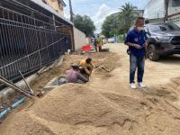 ทน.แม่สอด ลงพื้นที่ตรวจงานก่อสร้างวางท่อระบายน้ำ เทคอนกรีต ปรับพื้นผิวถนน แก้ไขและป้องกันปัญหาน้ำท่วมขัง ณ ชุมชนประชารักษ์ และชุมชนบัวคูณ