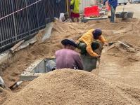 ทน.แม่สอด ลงพื้นที่ตรวจงานก่อสร้างวางท่อระบายน้ำ เทคอนกรีต ปรับพื้นผิวถนน แก้ไขและป้องกันปัญหาน้ำท่วมขัง ณ ชุมชนประชารักษ์ และชุมชนบัวคูณ