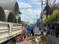 ทน.แม่สอด ลงพื้นที่ตรวจงานก่อสร้างวางท่อระบายน้ำ เทคอนกรีต ปรับพื้นผิวถนน แก้ไขและป้องกันปัญหาน้ำท่วมขัง ณ ชุมชนประชารักษ์ และชุมชนบัวคูณ