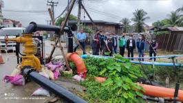 ทน.แม่สอด ลงพื้นที่ติดตามสถานการณ์น้ำในพื้นที่เขตเทศบาลนครแม่สอดหลังมีฝนตกหนักอย่างต่อเนื่อง