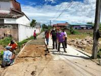 ทน.แม่สอด ลงพื้นที่ติดตามงานก่อสร้างถนน ในชุมชนประชารักษ์