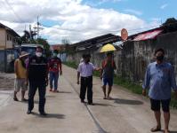 ทน.แม่สอด ลงพื้นที่ติดตามงานก่อสร้างถนน ในชุมชนประชารักษ์