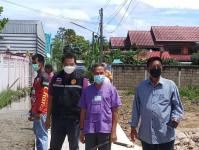 ทน.แม่สอด ลงพื้นที่ติดตามงานก่อสร้างถนน ในชุมชนประชารักษ์