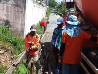 ทน.แม่สอด ลงพื้นที่ติดตามงานก่อสร้างถนน ในชุมชนประชารักษ์