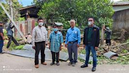 ทน.แม่สอด ลงพื้นที่ซ่อมแซมขยับรั้วขยายผิวถนนสวรรค์วิถี ชุมชนชุมพลพัฒนา เขตเทศบาลนครแม่สอด