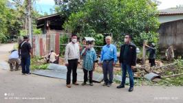 ทน.แม่สอด ลงพื้นที่ซ่อมแซมขยับรั้วขยายผิวถนนสวรรค์วิถี ชุมชนชุมพลพัฒนา เขตเทศบาลนครแม่สอด