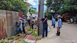ทน.แม่สอด ลงพื้นที่ซ่อมแซมขยับรั้วขยายผิวถนนสวรรค์วิถี ชุมชนชุมพลพัฒนา เขตเทศบาลนครแม่สอด
